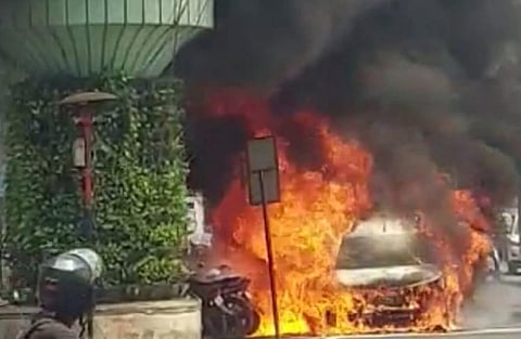 சென்னை | நடுரோட்டில் கார் தீப்பிடித்து விபத்து - 5 இருசக்கர வாகனங்களும் எரிந்தன