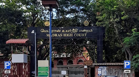 சென்னை சாலைகளில் தனித்தனி வழித்தட பாதைகளை முறையாக அமல்படுத்தக் கோரி வழக்கு: அரசு பதிலளிக்க ஐகோர்ட் உத்தரவு