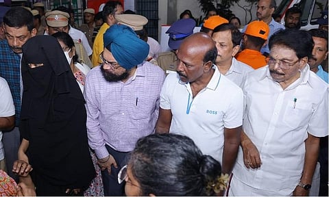 ஒடிசாவிலிருந்து சென்னை திரும்பிய பயணிகளை ரயில் நிலையத்தில் தமிழக அமைச்சர்கள் கே.கே.எஸ்.எஸ்.ஆர்.ராமச்சந்திரன் மற்றும் மா.சுப்பிரமணியன்