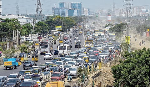 சென்னை துரைப்பாக்கம் - பல்லாவரம் ரேடியல் சாலையில் நடந்துவரும் மழை நீர் வடிகால்வாய் பணிகளால் சாலை குறுகி கடும் போக்குவரத்து நெரிசல் ஏற்படுகிறது. இதனால் நீண்ட தூரம் வரிசை கட்டி நிற்கும் வாகனங்கள். 
படம்: பு.க.பிரவீன்.