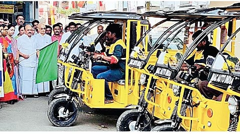 குன்றத்தூர் நகராட்சியில் வீடுகளில் குப்பை சேகரிப்பதற்காக வாங்கப்பட்டுள்ள பேட்டரி வாகனங்களை கொடியசைத்து தொடங்கிவைத்தார் அமைச்சர் தா.மோ.அன்பரசன்.