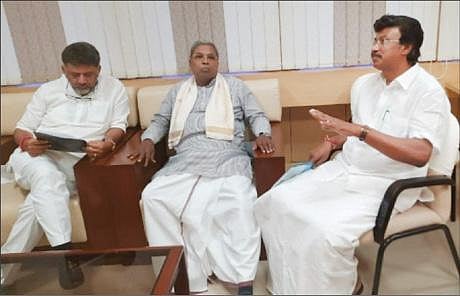 பெங்களூரு-ஓசூர் மெட்ரோ ரயில் திட்டத்தை விரைவுப்படுத்த வலியுறுத்தி, கிருஷ்ணகிரி எம்பி செல்லகுமார், கர்நாடக முதல்வர் சித்தராமையா, துணை முதல்வர் சிவக்குமார் ஆகியோரைச் சந்தித்து வலியுறுத்தினார்.