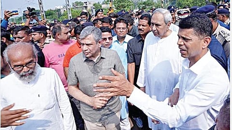 ஒடிசாவில் ரயில் விபத்து நேரிட்ட பகுதியில் மேற்கொள்ளப்பட்ட மீட்பு பணிகள் தொடர்பாக  மத்திய ரயில்வே அமைச்சர் அஸ்வினி வைஷ்ணவ்,  மாநில முதல்வர் நவீன் பட்நாயக் ஆகியோரிடம் விளக்கும் முதல்வரின் தனிச் செயலர் வி.கார்த்திகேய பாண்டியன்.