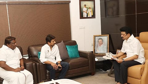 ஒடிசா சென்று திரும்பிய அமைச்சர் உதயநிதி, சென்னையில் முகாம் அலுவலகத்தில், முதல்வர் மு.க.ஸ்டாலினை சந்தித்து, ரயில் விபத்து நடந்த பாலசோரில் மேற்கொள்ளப்பட்டு வரும் பாதுகாப்பு நடவடிக்கைகள், மீட்பு பணிகள், ரயில் மூலம் பயணிகள் சென்னை திரும்புவதற்கு மேற்கொள்ளப்பட்ட நடவடிக்கைகள் குறித்த விவரங்களை தெரிவித்தார். உடன் அமைச்சர்  எஸ்.எஸ்.சிவசங்கர்.