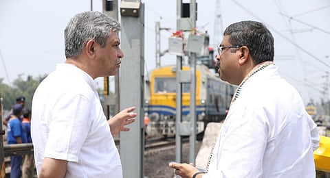 ஒடிசாவில் ரயில் விபத்து நடந்த பகுதியில் தண்டவாள சீரமைப்பு பணிகள் நடந்து வருவதை மத்திய அமைச்சர்கள் அஸ்வினி வைஷ்ணவ், தர்மேந்திர பிரதான் ஆகியோர் நேற்று ஆய்வு செய்தனர்.