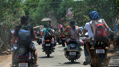 இரு சக்கர வாகனங்களில் 3 பேர் பயணிக்க அனுமதி இல்லை: மத்திய அமைச்சர் கட்கரி திட்டவட்டம்