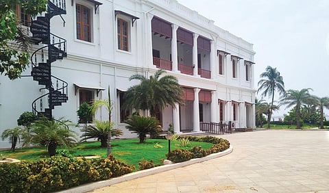 புதுவை ராஜ்நிவாஸ் இடம் மாற உள்ளதால் ஆளுநர் தங்குவதற்கு தேர்வு செய்யப்பட்டுள்ள கடற்கரைச்சாலையிலுள்ள நீதிபதிகள் தங்கும் மாளிகை. படம்: செ. ஞானபிரகாஷ்