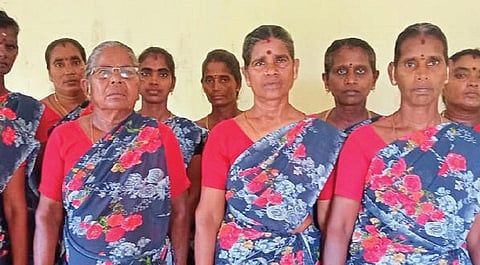 சோமாண்டார்குடி ஊராட்சி மகளிர் சுய உதவிக் குழுவினர்.