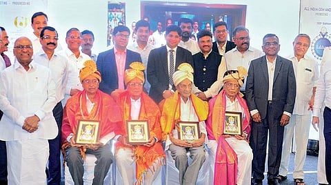 நாடாளுமன்றத்தில் வைக்கப்பட்ட செங்கோலை தயாரித்த உம்மிடி சகோதரர்கள் எத்திராஜுலு, சுதாகர், குப்புராஜ், ரகுநாத் ஆகியோரைப் பாராட்டிய அகில இந்திய ஜெம் அண்ட் ஜுவல்லரி டொமஸ்டிக் கவுன்சில் தலைவர் சயம் மெஹ்ரா மற்றும் துணைத் தலைவர் ராஜேஷ் ரோக்டே உள்ளிட்டோர். படம்: எஸ்.சத்தியசீலன்