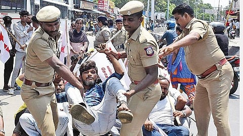 மல்யுத்த வீராங்கனைகளுக்கு ஆதரவாக கோவையில் தடையை மீறி ரயில் மறியல் செய்ய ஊர்வலமாக வந்தவர்களை கைது செய்த போலீஸார். படம்: ஜெ.மனோகரன்