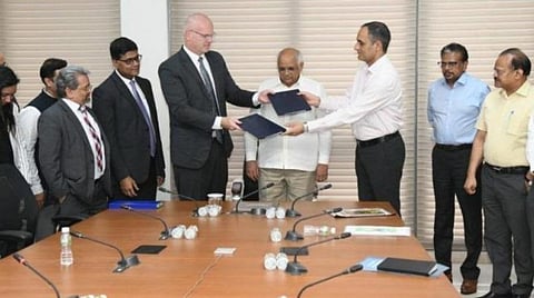 குஜராத்தில் ரூ.13,000 கோடியில் மின் வாகன பேட்டரி ஆலை - மாநில அரசு, டாடா குழுமம் இடையே ஒப்பந்தம் கையெழுத்து