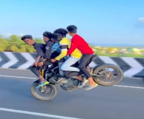 அசுர வேகத்தில் பைக்குகளில் பறக்கும் இளைஞர்கள்: அச்சத்தில் மதுரை வாகன ஓட்டிகள்