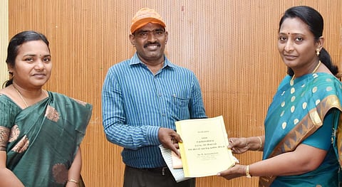 தாம் பணியாற்றும் பள்ளியில் கூடுதல் வகுப்பறைகள் கட்டுவதற்கு தனது சொந்த நிதியிலிருந்து ரூ. 10 லட்சத்தை மாவட்ட ஆட்சியர் மா.செள.சங்கீதாவிடம் வழங்கிய  உறங்கான்பட்டி அரசு மேல்நிலைப்பள்ளி தலைமையாசிரியர் ந.அருணாசலம்.