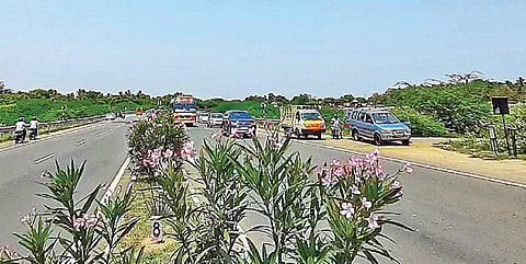 ‘அன்டர் பாஸ் ரன்வே’ திட்டம் அமைப்பதற்காக திட்டமிடப்பட்ட நான்குவழிச்சாலை. படம்: நா.தங்கரத்தினம்