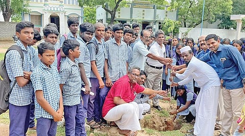 இளையான்குடி பகுதியில் மரக்கன்றுகளை நடவு செய்த அப்துல் மாலிக்.