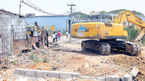 கீழ்க்கட்டளை ஏரி பகுதியில் உள்ள 3 ஏக்கர் நிலத்தில் இருந்த ஆக்கிரமிப்பு கட்டிடங்கள் மாநகராட்சி, பொதுப்பணித் துறை அதிகாரிகள் முன்னிலையில் பொக்லைன் இயந்திரம் மூலம் நேற்று அகற்றப்பட்டது. படம்: எம்.முத்துகணேஷ்