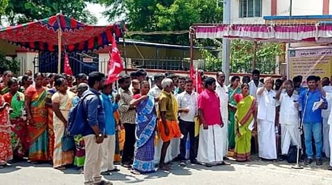 பழங்குடியினரின் நிலங்களை மீட்டு தரக் கோரி மலைவாழ் மக்கள் சங்கத்தினர் அரூரில் பெருந்திரள் முறையீடு போராட்டம்