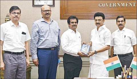 சென்னை அண்ணா மேம்பாலம் அருகில் தோட்டக்கலை துறைக்கு சொந்தமான, 1,000 கோடி ரூபாய் மதிப்பிலான, 115 கிரவுண்ட் நிலம் சட்டப் போராட்டம் மூலம் மீட்கப்பட்டதையொட்டி, முதல்வர் மு.க.ஸ்டாலினை, அரசு கூடுதல் தலைமை வழக்கறிஞர் ஜெ.ரவீந்திரன் நேற்று சந்தித்து வாழ்த்து பெற்றார். உடன் தலைமைச் செயலர் வெ.இறையன்பு, வருவாய் துறை செயலர் குமார் ஜெயந்த், நில நிர்வாக ஆணையர் எஸ்.நாகராஜன் உள்ளிட்டோர். படம்: வி.ஜோதி ராமலிங்கம்