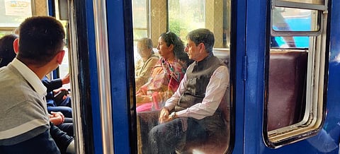 நீலகிரி மலை ரயிலில் தமிழக ஆளுநர் ஆர்.என்.ரவி குடும்பத்தினருடன் பயணம்