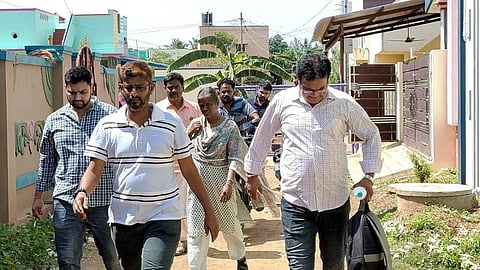 காரைக்குடி வைத்தியலிங்கபுரம் வீட்டில் இருந்து விசாரணைக்காக சாகுல் ஹமீதை அழைத்துச் சென்ற அமலாக்கத் துறை அதிகாரிகள்.