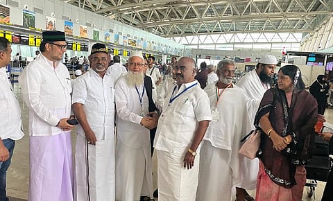 சென்னையில் இருந்து ஹஜ் பயணம் புறப்பட்ட பயணிகள்: அமைச்சர் மஸ்தான் வழியனுப்பினார்