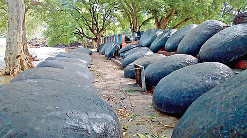 தருமபுரி மாவட்டம் ஒகேனக்கல்லில் பரிசல் துறையில் அடுக்கி வைக்கப்பட்டுள்ள பரிசல்கள் (கோப்புப் படம்)