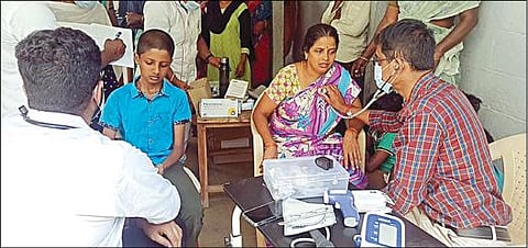 திருப்பூர் வெங்கமேடு பகுதியில் சாய ஆலையிலிருந்து வெளியேறிய விஷ  வாயுவால் பாதிக்கப்பட்டவர்களுக்கு சிகிச்சை அளித்த மருத்துவர்கள்.