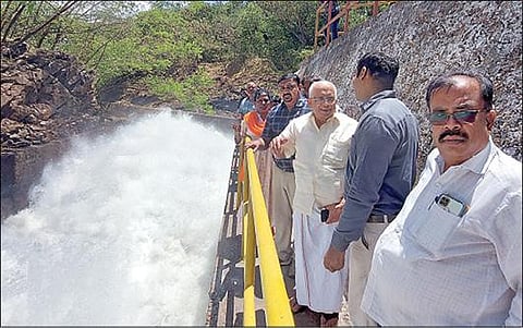 ஆழியாறு அணையிலிருந்து கேரளாவின் குடிநீர் தேவையை பூர்த்தி செய்ய தண்ணீர் திறக்கப்படுவதை பார்வையிட்ட கேரள மின்துறை அமைச்சர் கிருஷ்ணன் குட்டி.
