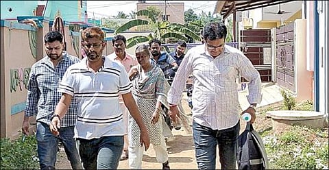 காரைக்குடி வைத்தியலிங்கபுரம் வீட்டில் இருந்து விசாரணைக்காக சாகுல் ஹமீதை அழைத்துச் சென்ற அமலாக்கத்துறை அதிகாரிகள்.