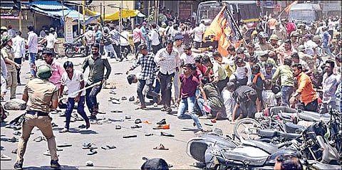 திப்பு சுல்தானின் உருவத்தை ஆட்சேபிக்கும் வகையில் மாற்றியமைத்து அதை சமூக வலைதளங்களில் பதிவிட்டதைக் கண்டித்து மகாராஷ்டிர மாநிலம் கோல்ஹாபூரில் சிலர் நேற்று ஆர்ப்பாட்டத்தில் ஈடுபட்டனர். போலீஸார் தடியடி நடத்தி அவர்களை கலைத்தனர்.படம்: பிடிஐ