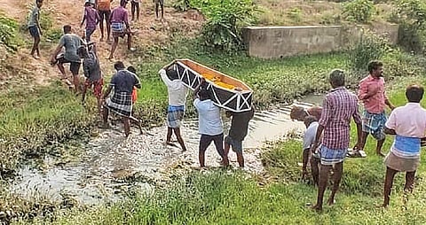 கடலூர் | 50 ஆண்டுகளாக கேட்கிறோம்... சுடுகாட்டுக்குச் செல்ல சிறு பாலம் வேண்டும் 