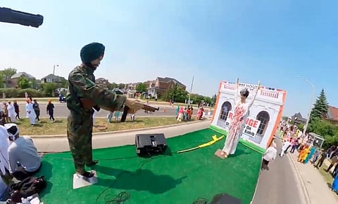 கனடாவில் நடந்த ஊர்வலத்தில் இடம்பெற்றிருந்த இந்திரா காந்தி படுகொலை சித்தரிப்புக் காட்சி