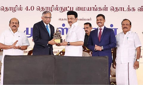 ஒரகடத்தில் நடைபெற்ற தொழில் 4.0 தொழில்நுட்ப மைய திறப்பு விழாவில், டாடா குழும தலைவர் என்.சந்திரசேகரனுக்கு, முதல்வர் ஸ்டாலின் நினைவுப் பரிசு வழங்கினார்