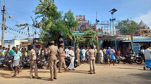 கரூரில் பட்டியலின மக்களுக்கு அனுமதி மறுக்கப்பட்ட கோயிலுக்கு சீல் - ஆர்டிஓ காரை முற்றுகையிட்டு போராட்டம்