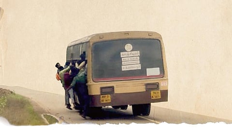 மாகரல்-திருப்புலிவனம் செல்லும் கிராமப்பேருந்தில் படிகட்டில் தொங்கிய நிலையில் பயணிக்கும் மாணவர்கள். (கோப்பு படம்)