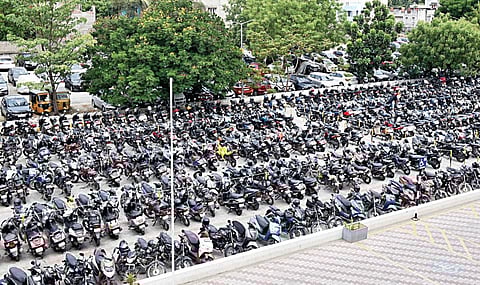 சென்னை கோயம்பேடு மெட்ரோ நிலையத்திலும் மேற்கூரை இல்லாததால் வெயில், மழையில் வாகனங்கள் பாதுகாப்பின்றி நிற்கின்றன. படம்: ம.பிரபு