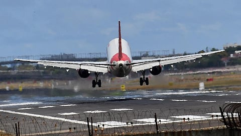 விமான கட்டணம் 61% வரை குறைந்தது - அமைச்சர் சிந்தியா தகவல்