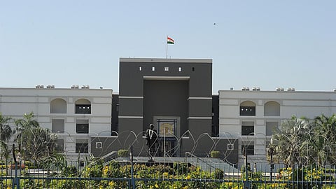 பாலியல் வன்கொடுமைக்குள்ளான சிறுமியின் கருக்கலைப்பு வழக்கில் ‘மனுஸ்மிருதி’யை குறிப்பிட்ட குஜராத் ஐகோர்ட் நீதிபதி