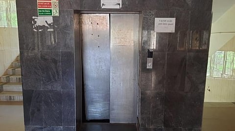 சிவகங்கை அரசு மருத்துவமனையில் முதல்தளம் பெண்கள் வார்டு பகுதியில் சேதமடைந்த லிப்ட்