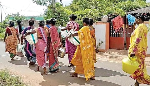 விவசாயக் கிணற்றில் தண்ணீர் எடுக்க குடங்களுடன் நடந்து செல்லும் தேனம்பட்டி கிராமப் பெண்கள் .