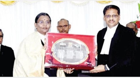 உயர் நீதிமன்ற மதுரை கிளையில் நேற்றுடன் பணி ஓய்வு பெற்ற நீதிபதி ஆர்.தாரணிக்கு  நினைவுப் பரிசு வழங்கினார் நீதிபதி ஆர்.சுரேஷ்குமார்.