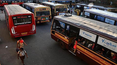 சென்னை | தேவையான நேரத்தில் பேருந்து வராமல் தவிக்கும் பயணிகள்: முறைப்படுத்தி இயக்க கோரிக்கை