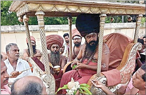 குருமூர்த்தங்களில் வழிபாடு செய்வதற்காக வெள்ளிப் பல்லக்கில் சென்ற தருமபுரம் ஆதீனம் 27-வது குருமகா சந்நிதானம் கயிலை ஸ்ரீலஸ்ரீ  மாசிலாமணி தேசிக ஞானசம்பந்த பரமாச்சார்ய சுவாமிகள்.