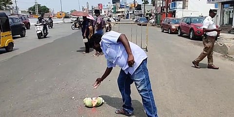 சாலையில் பூசணிக்காய் உடைத்த போலீஸ்