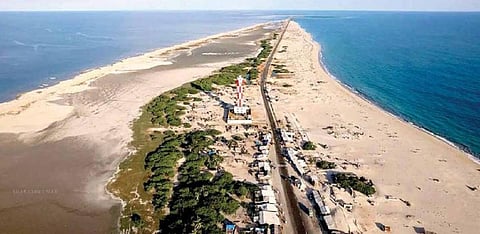 ராமேசுவரத்துக்கு வரும் சுற்றுலா பயணிகள் தனுஷ்கோடி கலங்கரை விளக்கத்தை காண அனுமதி