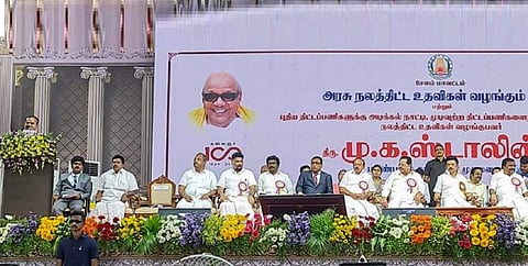 தமிழக முதல்வர் பங்கேற்ற சேலம் நலத்திட்ட விழாவில் பாமக எம்எல்ஏ அருள் பேச்சு, உடன் மேட்டூர் எம்எல்ஏ சதாசிவம் உள்ளிட்டோர். | படம்: எஸ்.குருபிரசாத்.