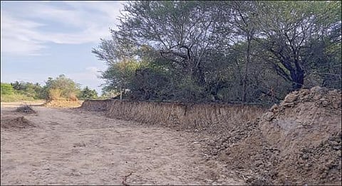 தஞ்சாவூர் மாவட்டம் பட்டுக்கோட்டை அருகே திட்டக்குடியில் உள்ள ஓட்டேரி ஏரியில் விதிகளை மீறி அதிக ஆழத்துக்கு மண் அள்ளப்பட்டுள்ள பகுதி.