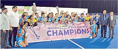 ஜூனியர் ஆசியக் கோப்பை போட்டியில் சாம்பியன் பட்டம் வென்று மகிழ்ச்சியில் திளைக்கும் இந்திய வீராங்கனைகள்.