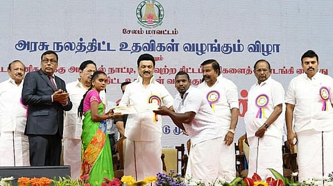 சேலம் கருப்பூர் அரசு பொறியியல் கல்லூரியில் நேற்று நடந்த விழாவில், பயனாளிகளுக்கு அரசு நலத்திட்ட உதவிகளை முதல்வர் ஸ்டாலின் வழங்கினார். உடன் அமைச்சர்கள் துரைமுருகன், கே.என் நேரு, எம்ஆர்கே பன்னீர்செல்வம், ரகுபதி, மதிவேந்தன், ஆட்சியர் கார்மேகம் உள்ளிட்டோர்.படம்: எஸ். குரு பிரசாத்