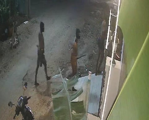 அலங்காநல்லூர் பகுதியில் நள்ளிரவில் நடமாடும் ‘குரங்கு குல்லா’ கொள்ளையர்கள் - மக்கள் அச்சம்